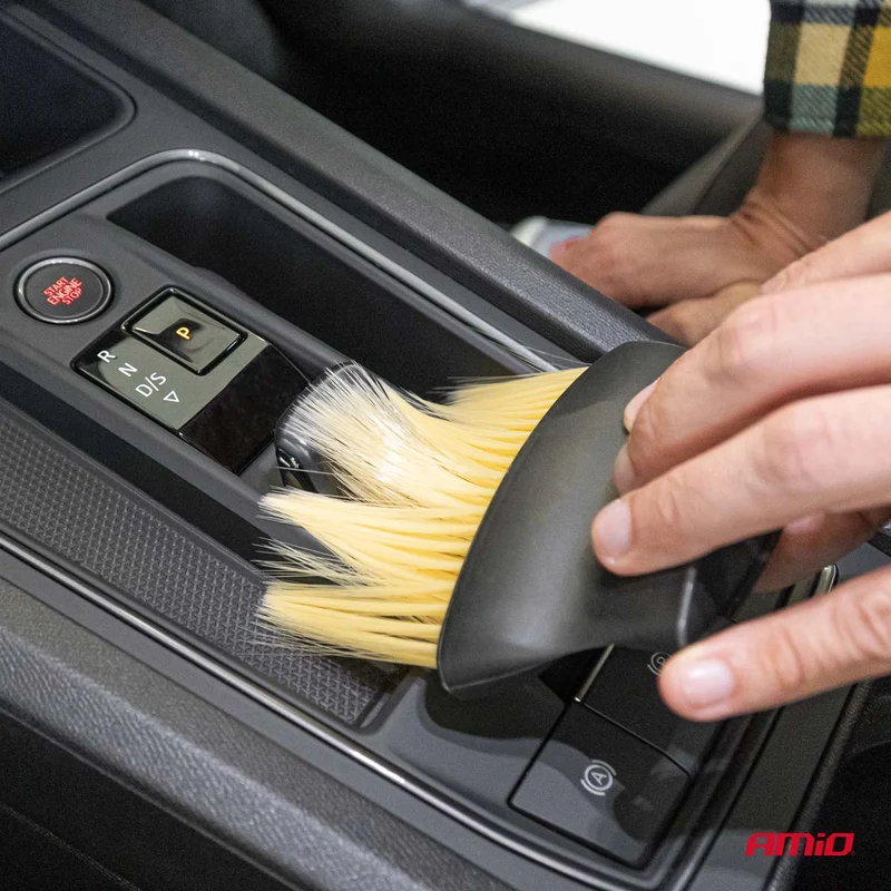 Brosse à poussière pour intérieur de véhicule