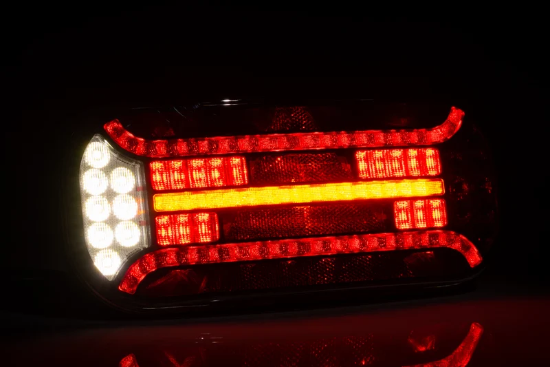 Grand feu de remorque à LED avec clignotant dynamique / 7 fonctions / 300 mm
